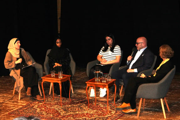 Panelsamtal med lokala aktörer och rektor på folkhögskolan, på scenen i aulan