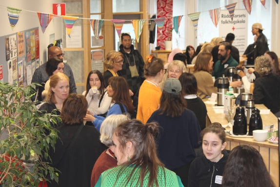 Folkvimmel i foajén på folkhögskolan. Erfarenheter utbyts mellan seminariedeltagarna.